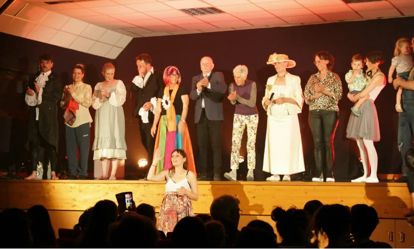 Les comédiens saluent le public en fin de spectacle